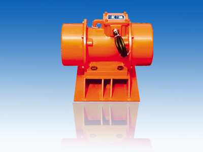 倉壁振動(dòng)器的結(jié)構(gòu)是由振動(dòng)電機(jī)、底座兩部分組成
